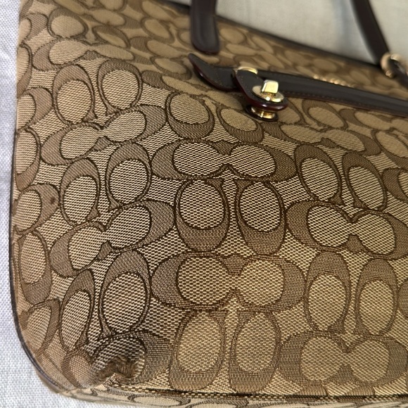 COACH SIGNATURE TAYLOR TOTE KHAKI/ BROWN HANDBAG. DAMADGED AT BOTTOM CORNERS. - Picture 8 of 11